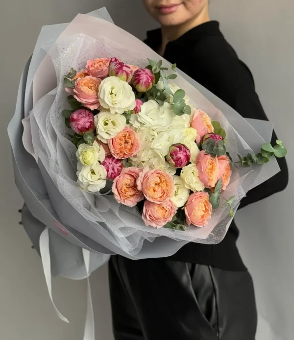 Композиция "Seraphine" — Композиция "Seraphine" — цветочная композиция в декоративном оформлении из эустомы, гортензий, пионов и роз…